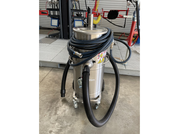 Průmyslový vysavač na olej, palivo a další kapaliny z autovraků. – Dobrá